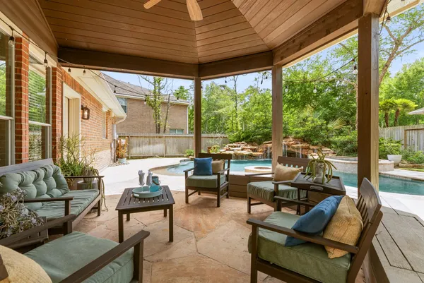 $910,000 | 11 Mirror Ridge Court, The Woodlands, TX 77382