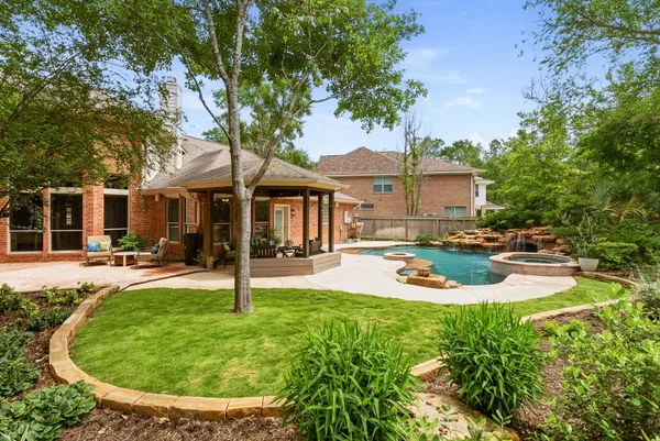 $910,000 | 11 Mirror Ridge Court, The Woodlands, TX 77382