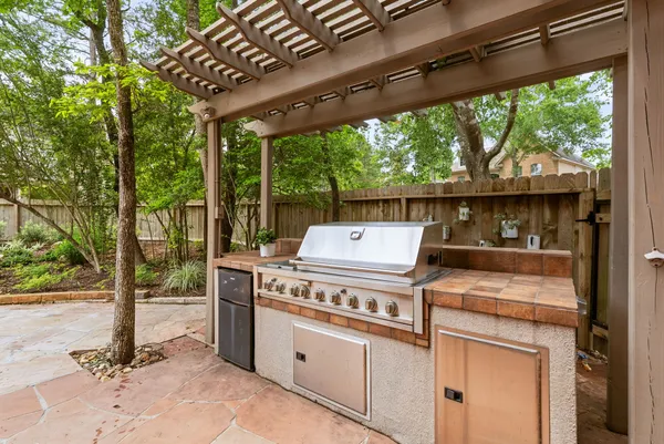 $910,000 | 11 Mirror Ridge Court, The Woodlands, TX 77382