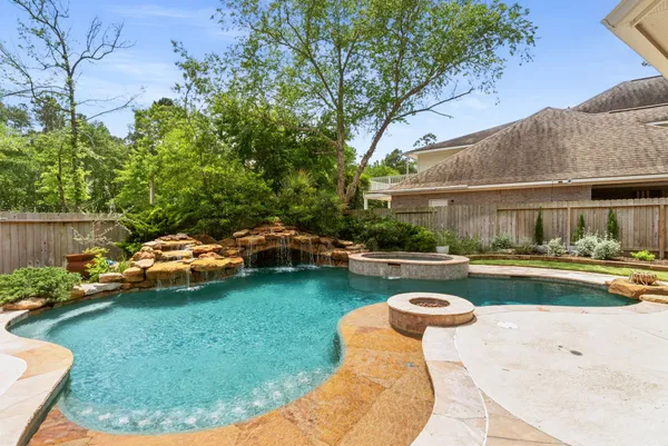 $910,000 | 11 Mirror Ridge Court, The Woodlands, TX 77382