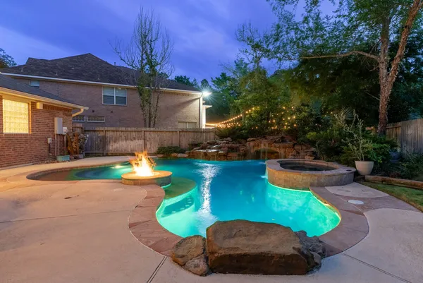 $910,000 | 11 Mirror Ridge Court, The Woodlands, TX 77382