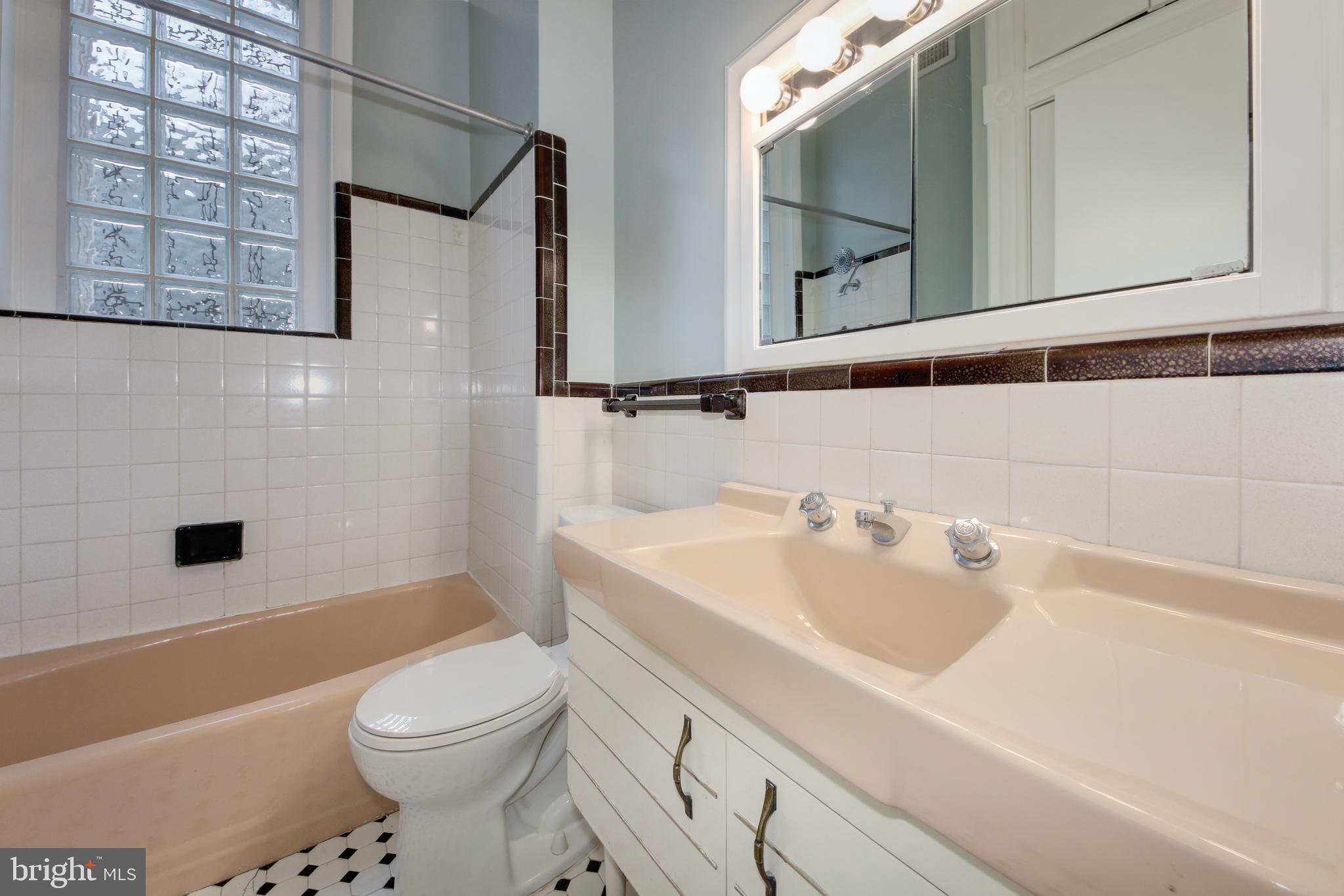 2007 Kalorama Road Northwest, Unit 1 Washington, DC 20009 - Photo 11 of 22 Main level full bath