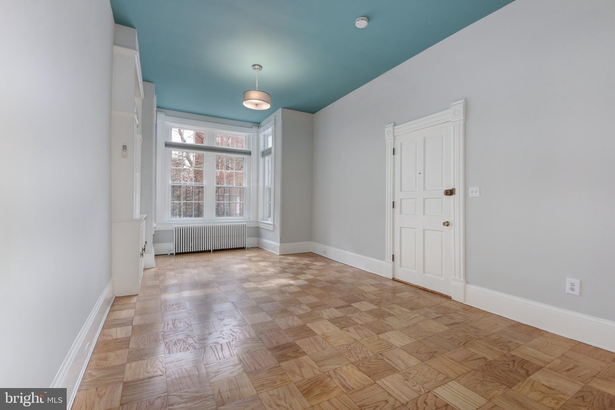 2007 Kalorama Road Northwest, Unit 1 Washington, DC 20009 - Photo 5 of 22 Living room with bayfront & southern light