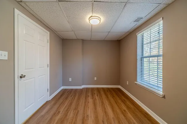 en empty room with wooden floor