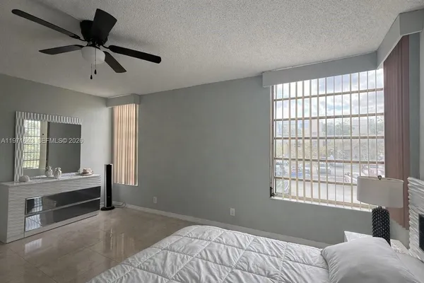 $1,600 | 950 Northeast 199th Street, Unit 2H, Miami, FL 33179