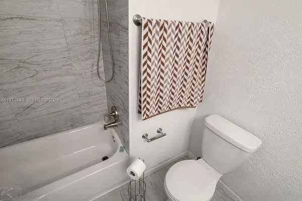 $1,600 | 950 Northeast 199th Street, Unit 2H, Miami, FL 33179