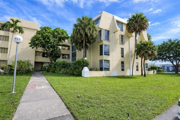 $1,600 | 950 Northeast 199th Street, Unit 2H, Miami, FL 33179