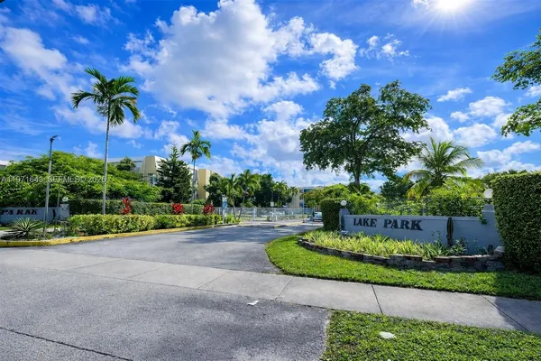 $1,600 | 950 Northeast 199th Street, Unit 2H, Miami, FL 33179