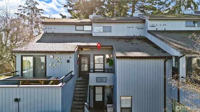 a sign that is on the pole of a street