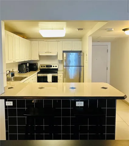 $3,750 | 2301 Collins Avenue, Unit 420, Miami Beach, FL 33139
