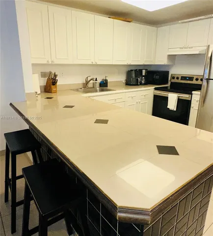 $3,750 | 2301 Collins Avenue, Unit 420, Miami Beach, FL 33139