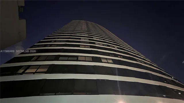 $930,000 | 225 North Miami Avenue, Unit 905, Miami, FL 33128