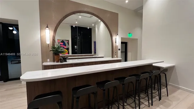 $930,000 | 225 North Miami Avenue, Unit 905, Miami, FL 33128