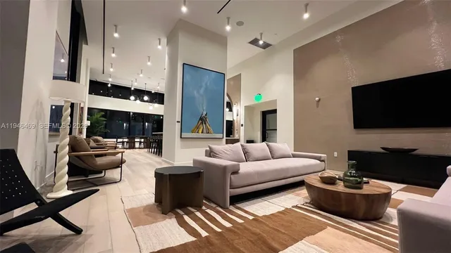 $930,000 | 225 North Miami Avenue, Unit 905, Miami, FL 33128