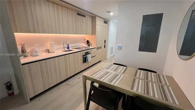 $930,000 | 225 North Miami Avenue, Unit 905, Miami, FL 33128