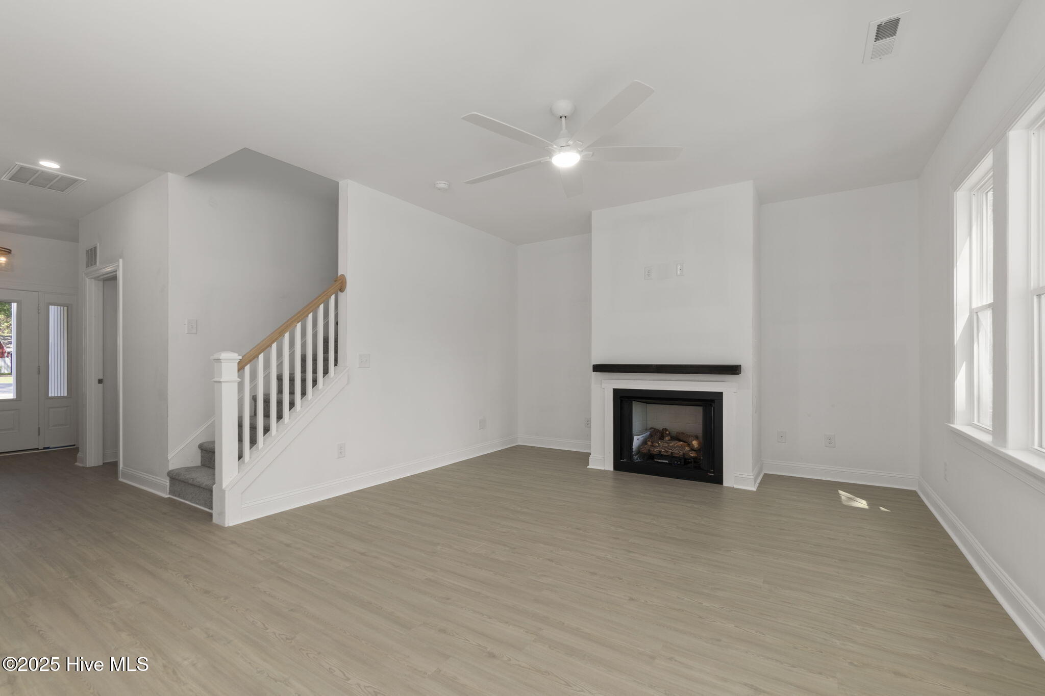 347 McCabe Road Morehead City, NC 28557 - Photo 9 of 45 Living Room