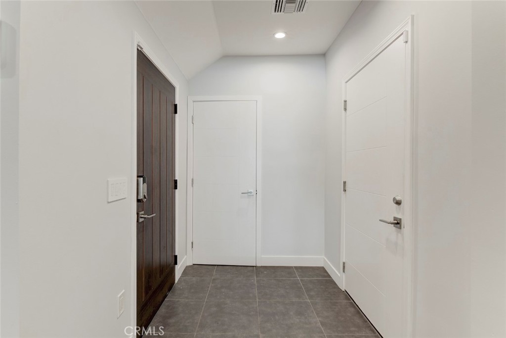 523 East Fairmount Road Burbank, CA 91501 - Photo 4 of 78