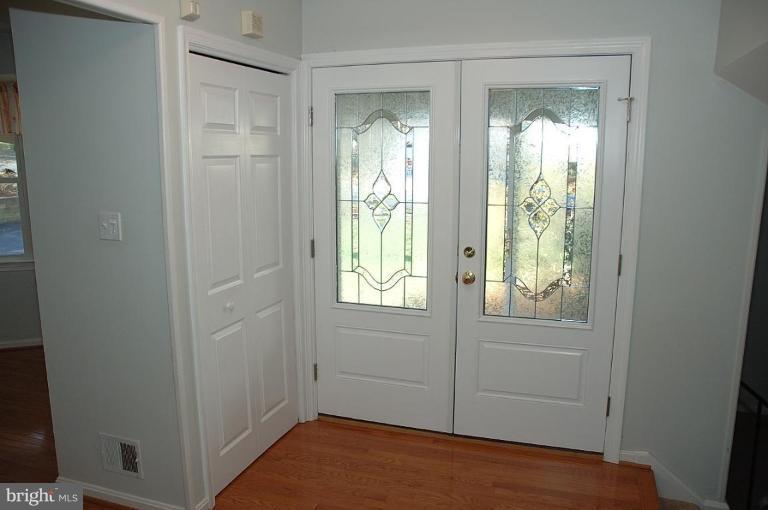 8705 Powder Horn Road Springfield, VA 22152 - Photo 2 of 14 Entrance / Foyer