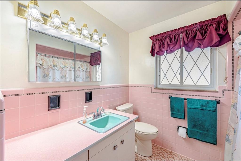 121 Sampson Drive Apollo, PA 15613 - Photo 14 of 33 a bathroom with a sink a toilet and a mirror