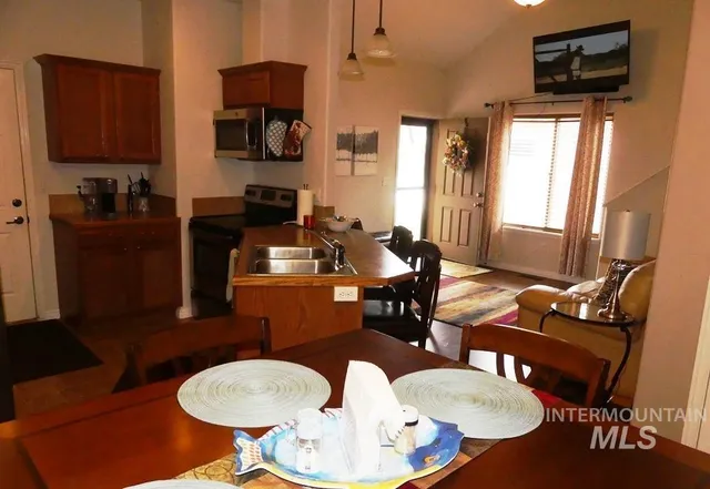 $379,900 | 24 Mangum Circle, Unit 1 1, Donnelly, ID 83615