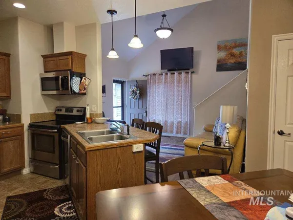 $379,900 | 24 Mangum Circle, Unit 1 1, Donnelly, ID 83615