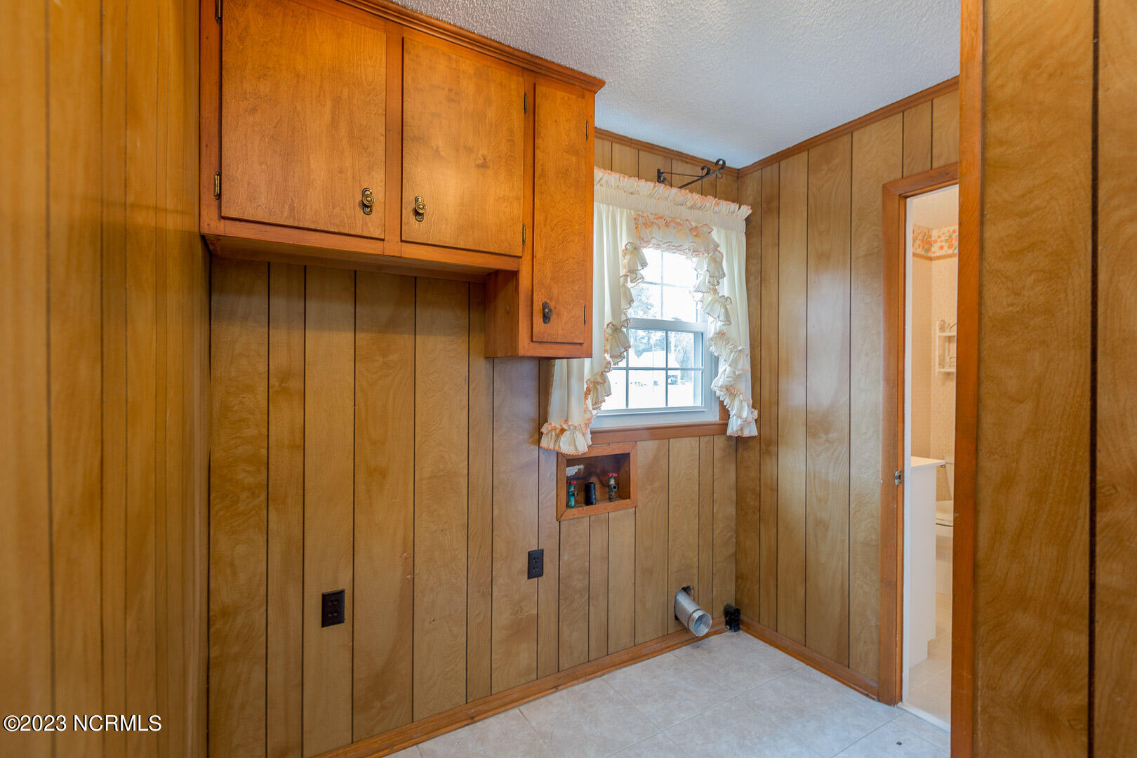 566 Dunn Road Roseboro, NC 28382 - Photo 14 of 36 Mud Room and Landry with full bath