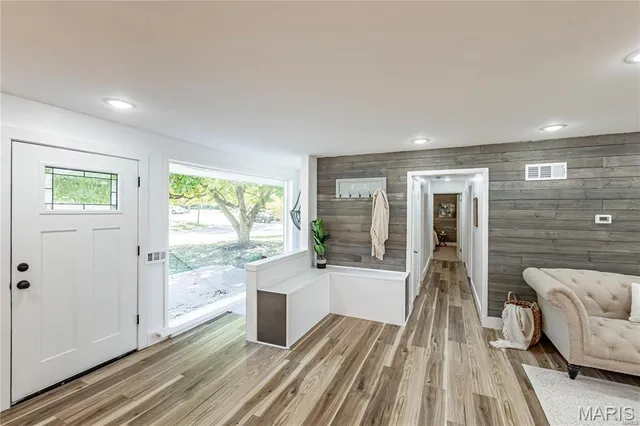 $329,999 | 1101 West Parkedge Lane, St. Louis, MO 63130