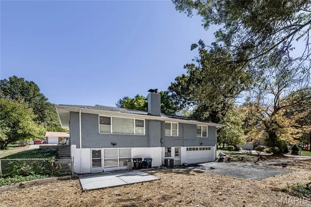 $329,999 | 1101 West Parkedge Lane, St. Louis, MO 63130