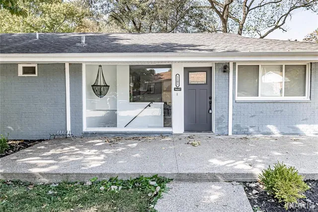 $329,999 | 1101 West Parkedge Lane, St. Louis, MO 63130