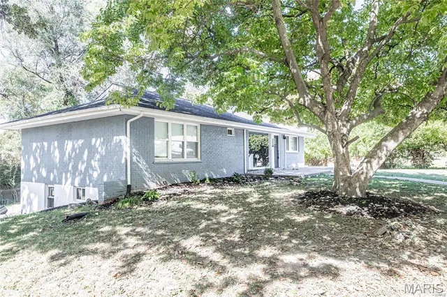 $329,999 | 1101 West Parkedge Lane, St. Louis, MO 63130
