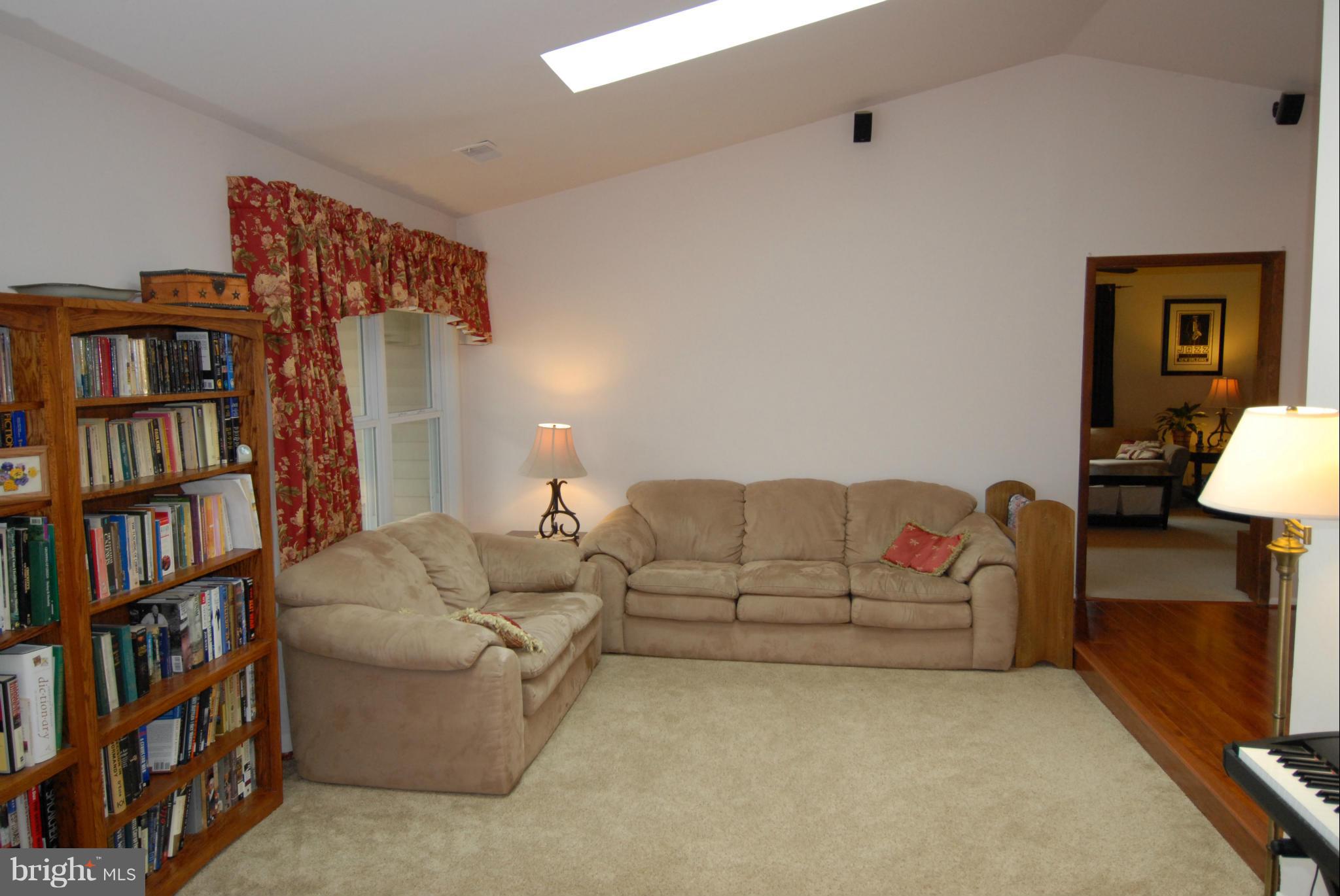 47 Thrush Road Sterling, VA 20164 - Photo 7 of 26 Living Room