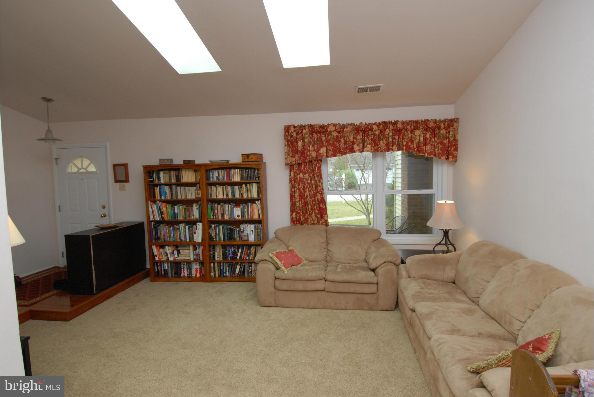 47 Thrush Road Sterling, VA 20164 - Photo 8 of 26 Living Room