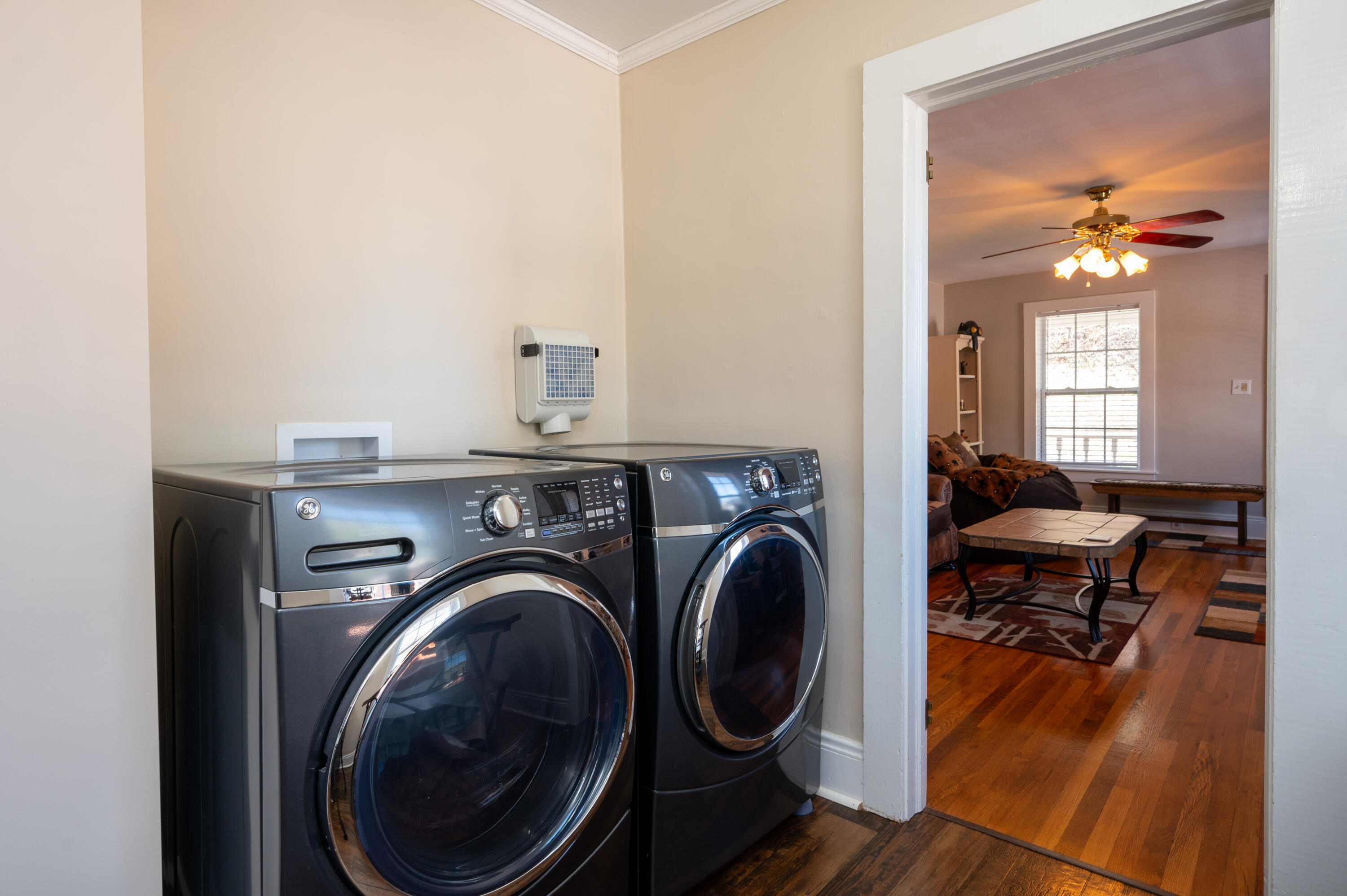 1724 Field Road Elizabethton, TN 37643 - Photo 12 of 31 Washer Dryer Remain