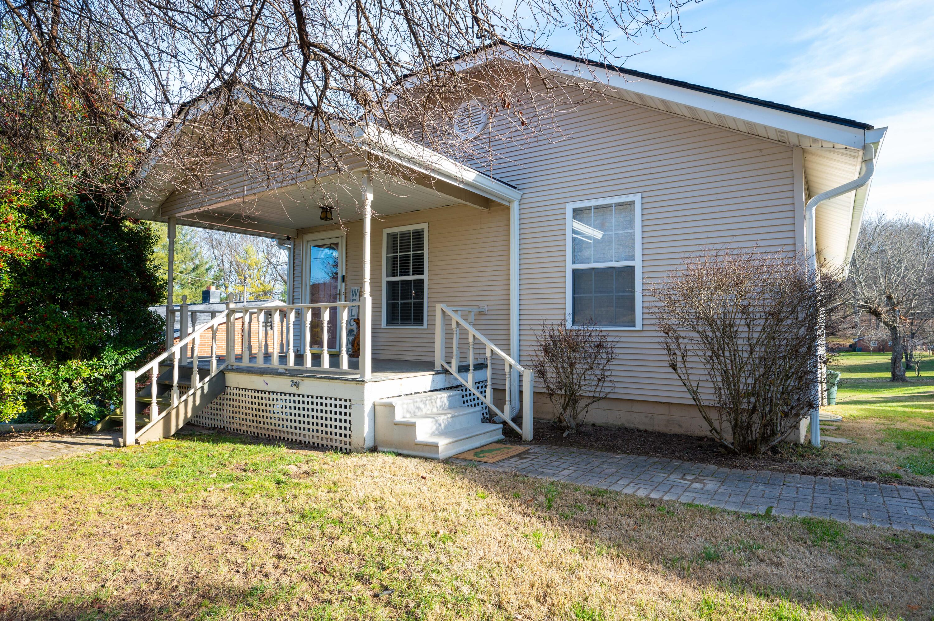 1724 Field Road Elizabethton, TN 37643 - Photo 2 of 31 Front View