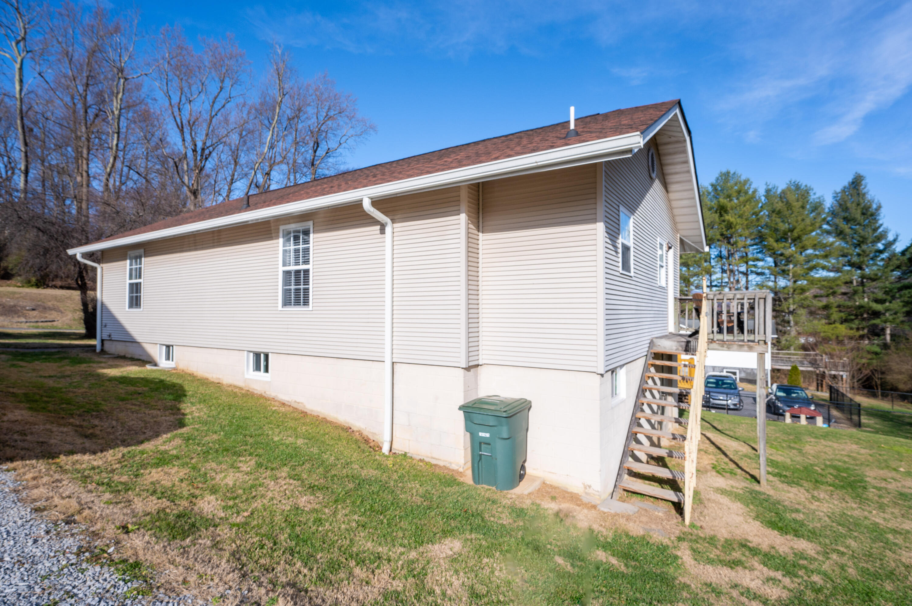 1724 Field Road Elizabethton, TN 37643 - Photo 25 of 31 Side View