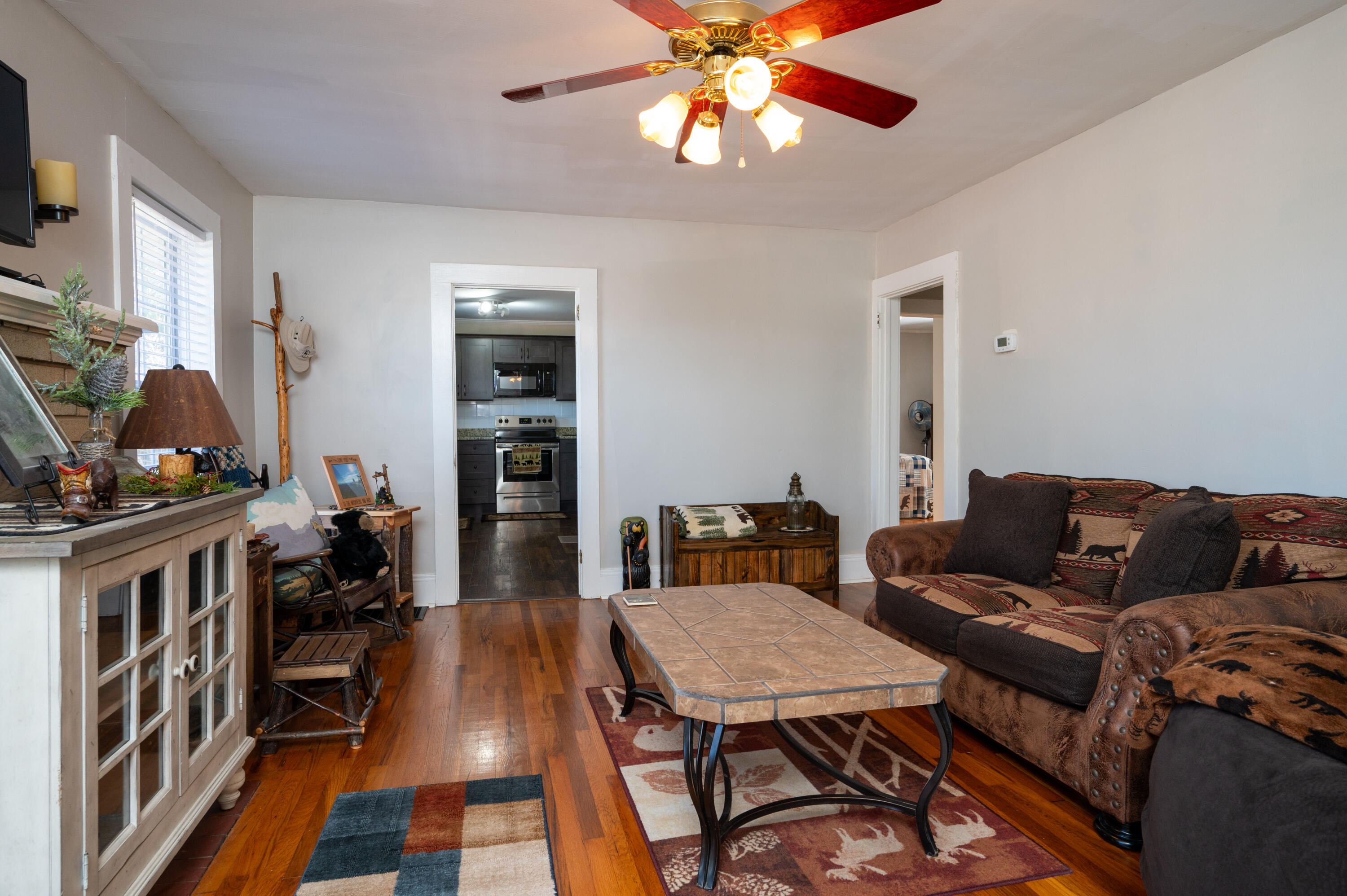 1724 Field Road Elizabethton, TN 37643 - Photo 5 of 31 Living Room