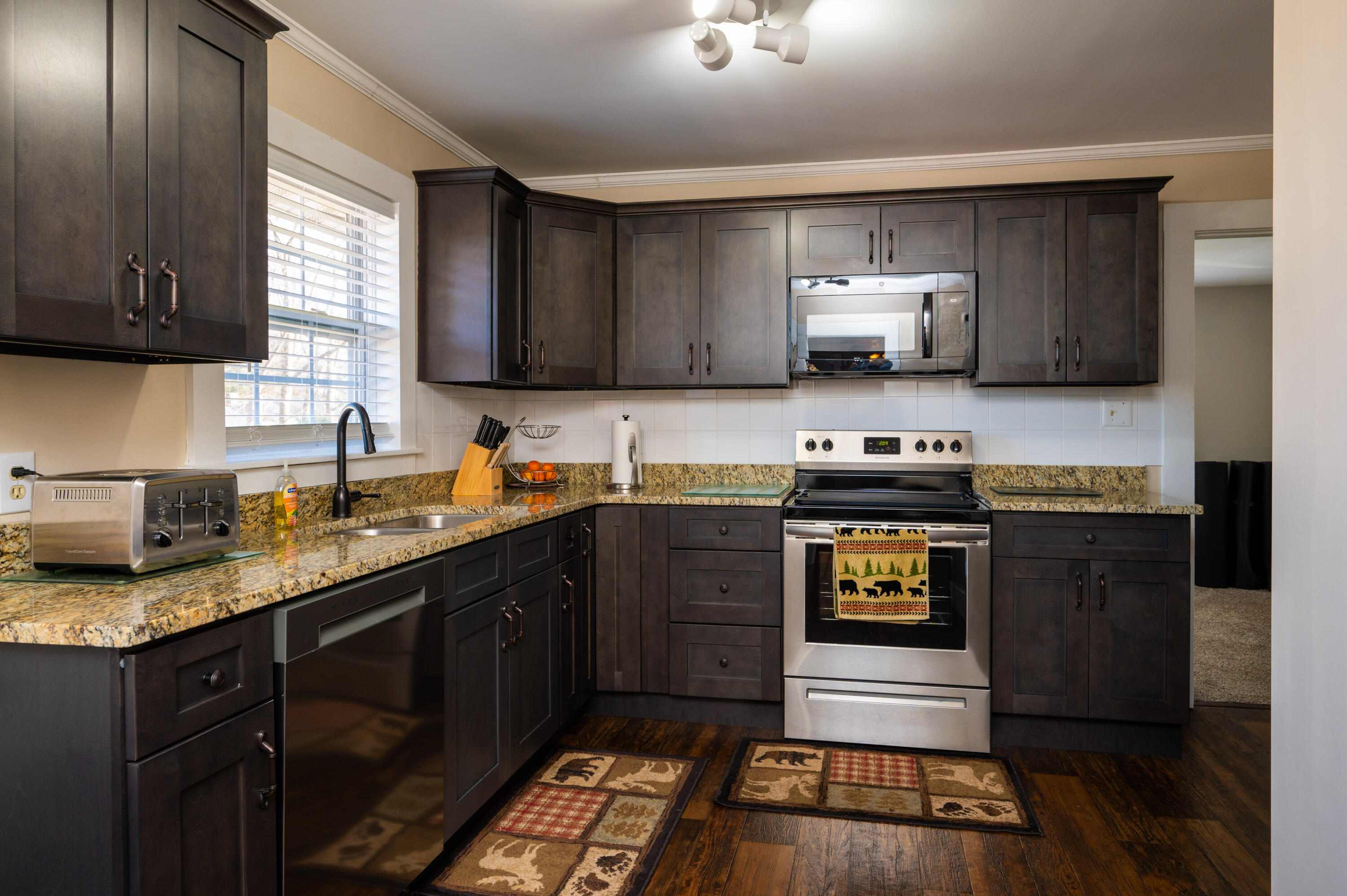 1724 Field Road Elizabethton, TN 37643 - Photo 8 of 31 New Granite Counter Tops