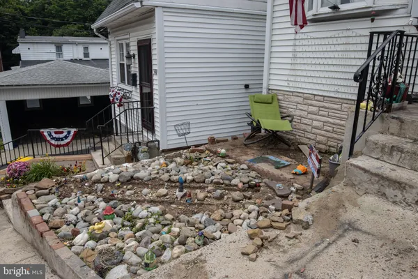 a view of a pathway of a house