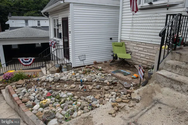 a view of a pathway of a house