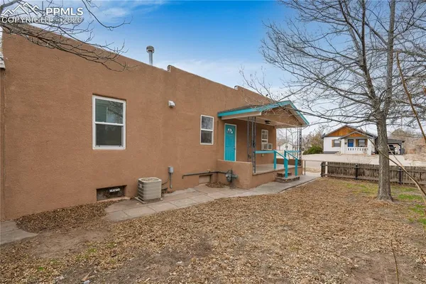 a view of a house with backyard and sitting area