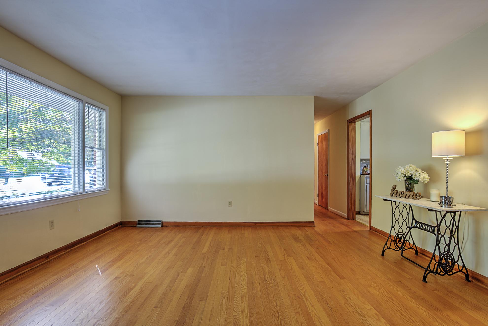 3625 New Spring Branch Road Southeast Roanoke, VA 24014 - Photo 4 of 26 Living Room
