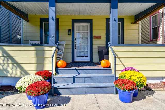 a potted plant sitting on the side of a brick building