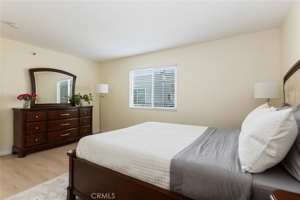 726 Elm Avenue, Unit 404 Long Beach, CA 90813 - Photo 18 of 31 a bedroom with a bed and a dresser