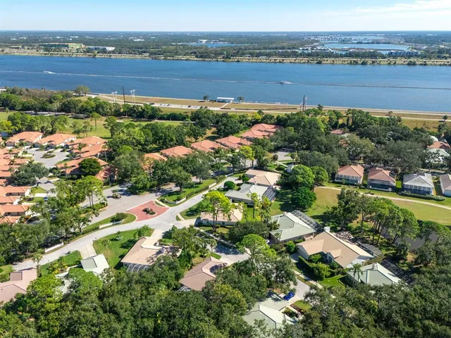 $525,000 | 2941 Sandringham Place, Sarasota, FL 34235