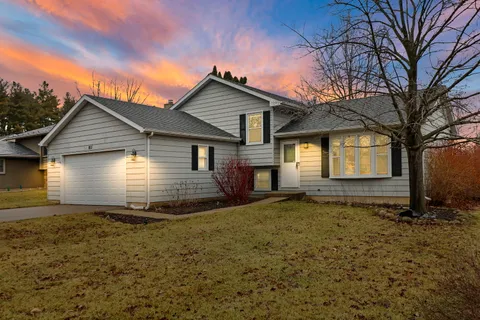 $300,000 | 811 North Beck Road, Lindenhurst, IL 60046