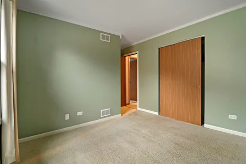 $300,000 | 811 North Beck Road, Lindenhurst, IL 60046