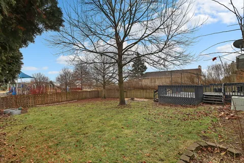 $300,000 | 811 North Beck Road, Lindenhurst, IL 60046