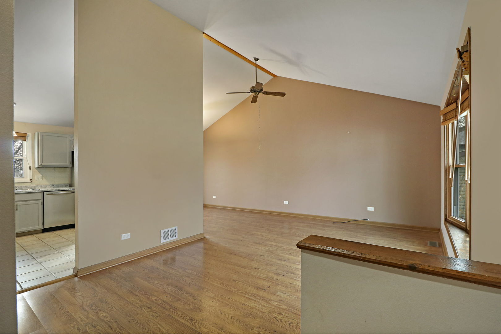 811 North Beck Road Lindenhurst, IL 60046 - Photo 2 of 20