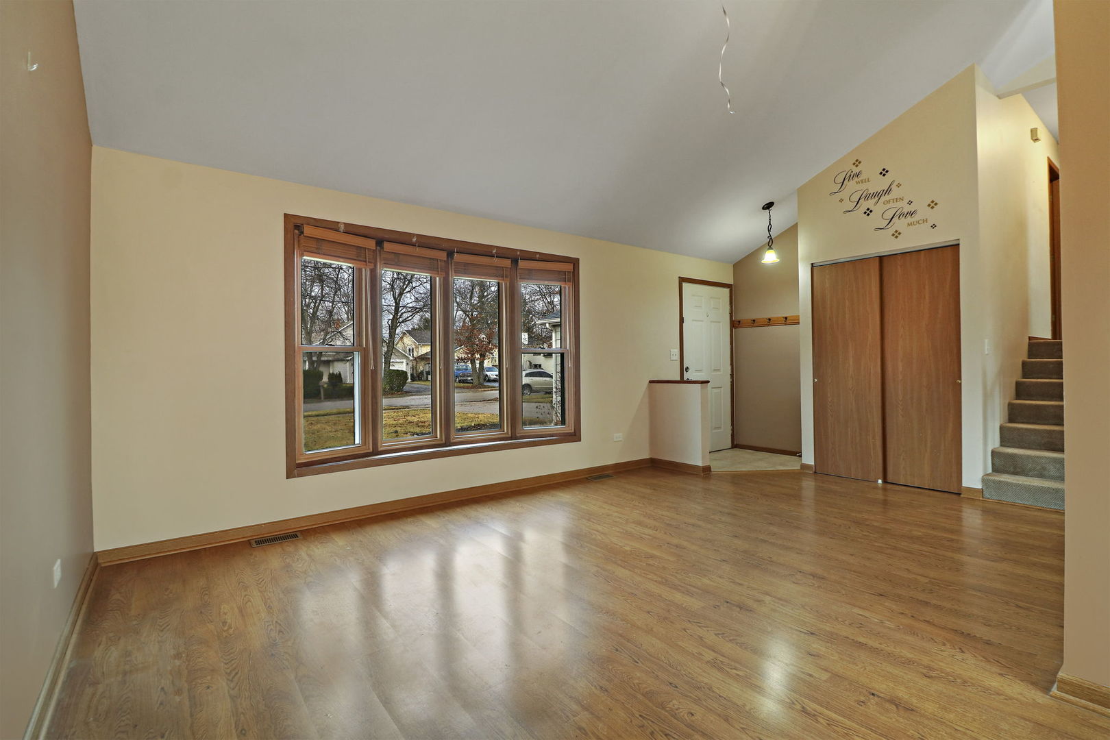 811 North Beck Road Lindenhurst, IL 60046 - Photo 3 of 20