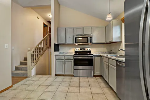 $300,000 | 811 North Beck Road, Lindenhurst, IL 60046